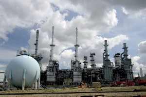 Suncor refinery Edmo<em></em>nton oil and gas Go west and bring home higher salary oil and gas incomes on the rise