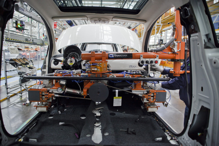 Global car sales slow while Canada races along